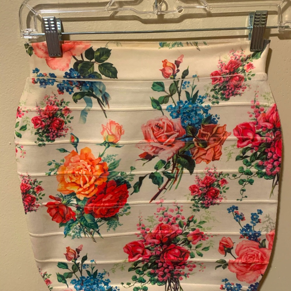 Floral stretch mini skirt.